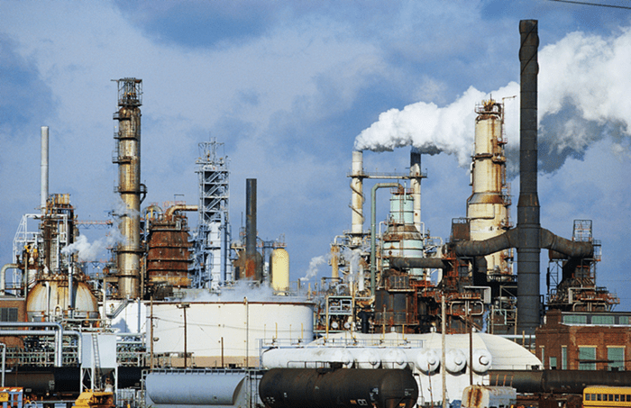 (圖:油田石油開采工程現(xiàn)場)